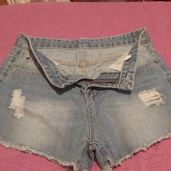 Women's short shorts - Picture 5 of 8